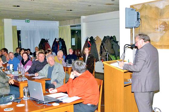 Rund 120 Echinger kamen zur Bürgerversammlung in den Huberwirt.	Foto: sb