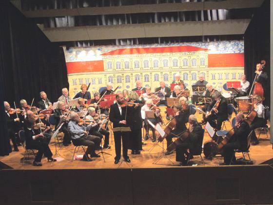 Es spielte das Orchester der Münchner Musikfreunde unter der Leitung von Folco Jungnitsch.	Foto: VA