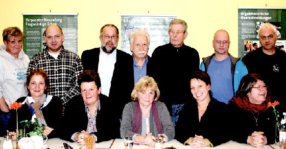 Gemeinsam aktiv sein wollen Mitarbeiter der Fanprojekte, Politiker und auch Zeitzeugen wie Ernst Grube (hinten Mitte). 	Foto: VA