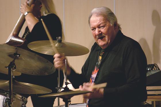 Inmitten seiner Jazz-Ladys thronte Charly Antolini hinter seinem Schlagzeug und verwendete meisterhaft die Sticks: Ein Weltdrummer. 	Foto: VA