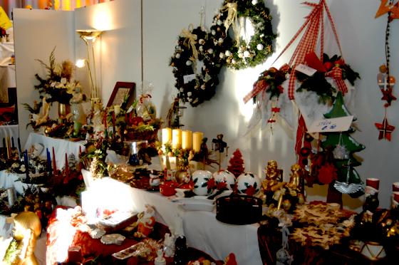 Über 70 Aussteller bieten einiges an Weihnachtskugeln, -schmuck, -sterne und mehr beim diesjährigen Truderinger Christkindlmarkt.	Foto: Privat