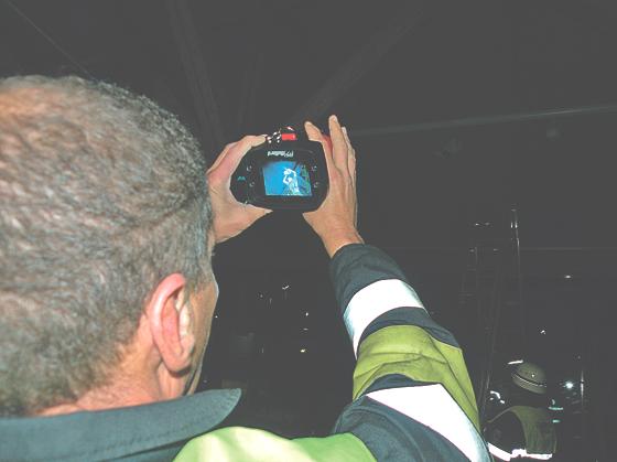 Stellvertretender Kommandant Christoph Aumiller kontrollierte mit einer hochauflösenden Wärmebildkamera die Rauchentwicklung.	Foto: FFW Kirchheim