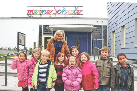 Rektorin Evelyn Weiser mit einigen Kindern der Klasse 1 c der Grundschule am Amphionpark. 	Foto: ws