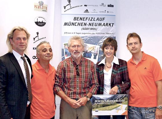 Hauptsponsor Jens Stallkamp, Walter Ferrari, Paul Breitner, Sabine Fuchs und Jens Häusler freuen sich auf die Signierstunde im Karstadt in Schwabing. Foto: ek