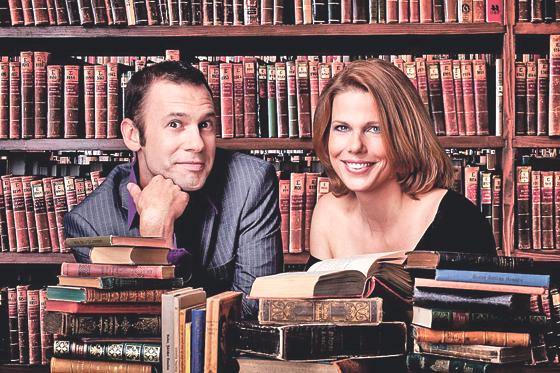 Petra Papke und Tobias Öller sind mit der Lesebühne wieder zu Gast in Holzkirchen.	Foto: VA