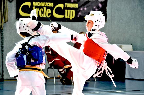 Max Thieme (r.) kämpfte mit 27 anderen Kindern und Jugendlichen des Taek­wondo Kirchseeon um den Circle Cup.	Foto: Markus Thieme