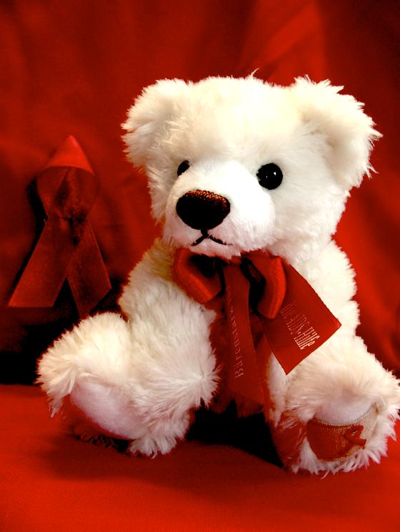 Zugunsten der Münchner Aids-Hilfe wird jedes Jahr ein neuer Aids-Teddy für 6 Euro verkauft, als Zeichen der Solidarität. Foto: VA
