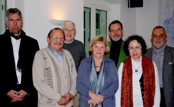 Die Vertreter des Moosacher Geschichtsvereins zusammen mit Dr. Andreas Heusler (1. r.) und Volker Laturell (2. hinten l.). 	Foto: Verein