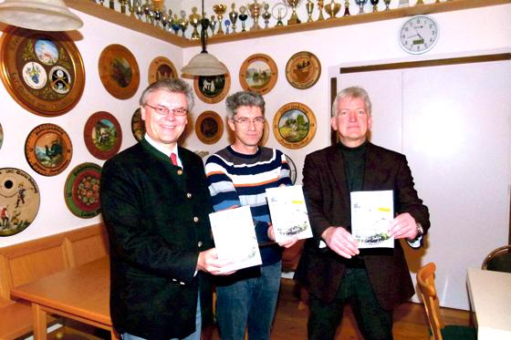 Alle Daten rund um die Feier sind in der Festschrift enthalten (v. l.): Bürgermeister Rainer Schneider, Andreas Weber und Hans Mayer.	Foto: bb