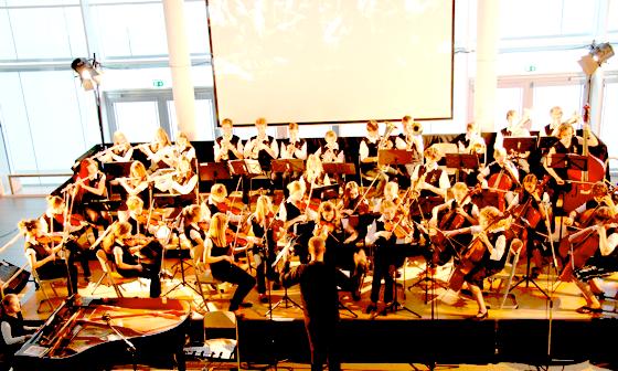 Für die Vorweihnachtszeit haben die Schüler am Gymnasium Kirchseeon musikalisch Beeindruckendes einstudiert. 	Foto: Schule