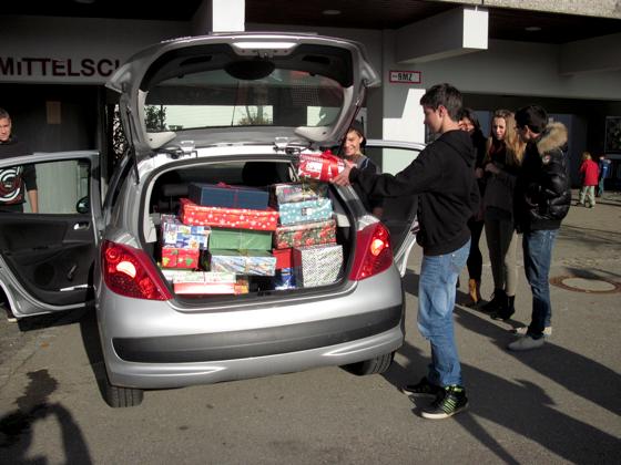Die Schüler der Mittelschule Haar füllten das Auto von Ingrid Röser mit 48 Schuhkartons.  	Foto: privat