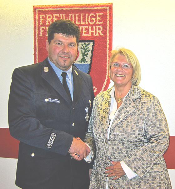 Der alte und neue Kommandant Christian Schweiger mit der Bürgermeisterin.	Foto: Feuerwehr Garching