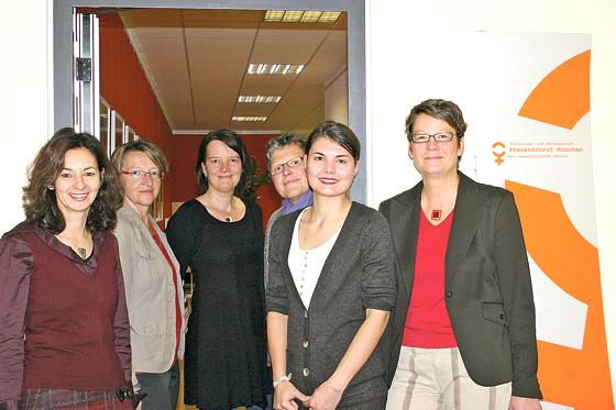 Ein offenes Ohr für Frauen in der Krise: Frauennotrufgeschäftsführerin Simone Ortner (l.) und ihre Kolleginnen.	Foto: scy