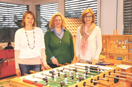 Das neu eingerichtete Spiel- und Jugendzimmer der Erziehungsberatungsstelle, hier mit Bettina Hermann, Diana Beyer und Barbara Baur (v. r.)	Foto: Woschée