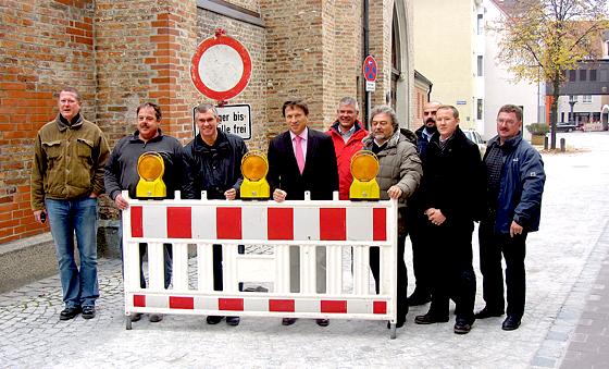 Arbeiten fertiggestellt: Bürgermeister Max Gotz (4.v.li.) mit den Vertretern der beauftragten Firmen und den zuständigen Mitarbeitern der Stadtverwaltung. 	Foto: Stadt