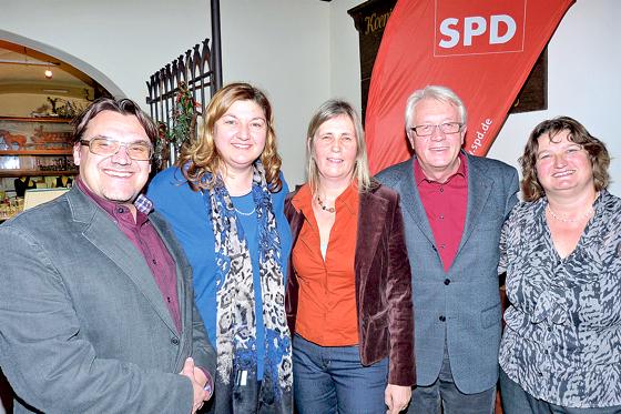 Das Erdinger SPD-Team für die kommenden Wahlen (v.l.): Michael Gruber, Elif Cindik, Ulla Dieckmann, Horst Schmidt und Kreisvorsitzende Michaela Meister. 	Foto: bb
