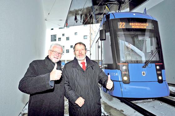 Michael Kortstock, Präsident der Hochschule München (r.) und MVG-Chef Herbert König nahmen die neue Wendeanlage am ersten Betriebstag der Tram 22 selber in Augenschein. 	Foto: SWM