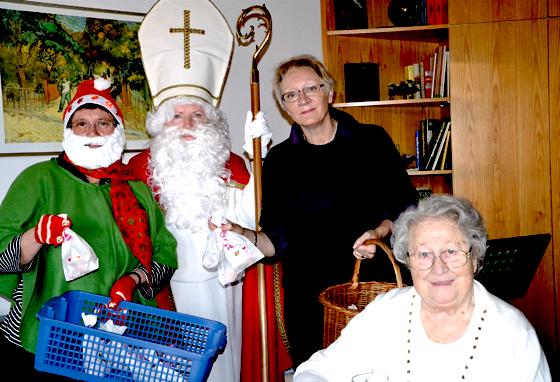 Höhepunkt im Advent ist der Besuch des Nikolauses mit seinem fleißigen Wichtel.	Foto: VA