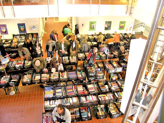 Mehr als 6.000 Bücher und vieles mehr: Das Angebot beim Lions-Markt war riesig.	Foto: VA