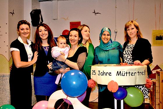 Die jungen Frauen im Familienzentrum Müttertreff Moosach feierten mit Leiterin Yvonne Todisco (3. von links) das Jubiläum mit einem großen Fest.	Foto: ws