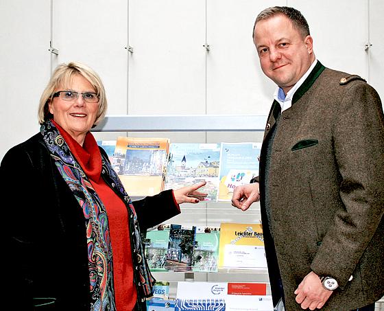 Bürgermeisterin Hannelore Gabor und Hans-Martin Weichbrodt (Büro der Bürgermeisterin, Büroleitung) blicken auf das Jahr 2012 zurück. 	Foto: sl