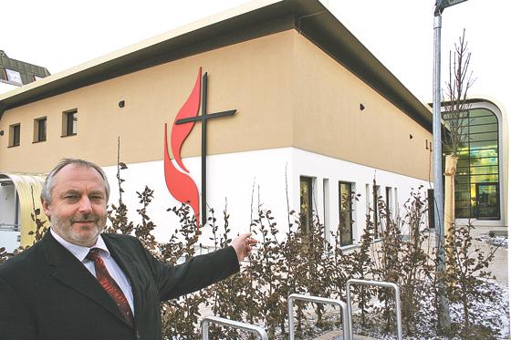 Pastor Dr. Friedemann Burkhardt freut sich, die neuen Räumlichkeiten allen Interessierten am dritten Adventswochenende präsentieren zu können. 	Foto: ws