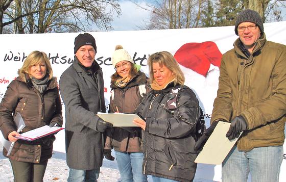 Cornelia Fischer, Bürgermeister Günter Heyland (v. l.) und Hubert Surrer (r.) von der FW.N@U sammelten Unterschriften für die Verbesserung der Zustände am  S-Bahnhof Neubiberg.	Foto: Boschert