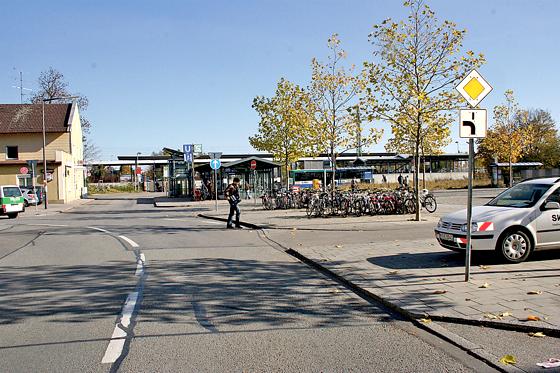 Im Bereich der Kurve in der Josef-Frankl-Straße überqueren viele Leute die Fahrbahn auf dem Weg vom und zum U- und S-Bahnhof Feldmoching.	Foto: ws