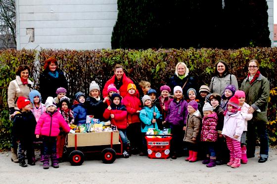 Wie bereits 2011 sammelten die Montessori-Kids für die Tafel Erding. 	Foto: VA