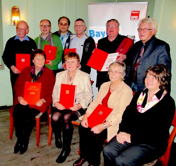 Axel Schröter, Marcel Schaller, Gert Karner, Margret Kumpfmüller, Manfred Steinbach und Christoph Böck bei der Ehrung (von links).	Foto: VA