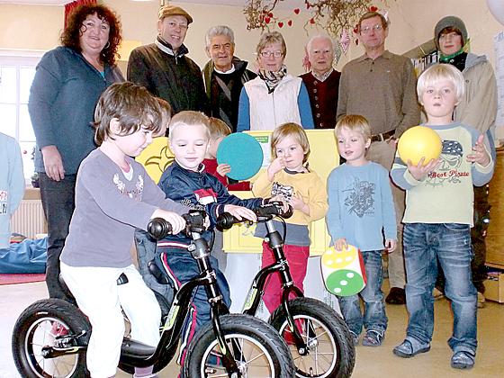 Für zwei Kindergärten gab es von der Ebersberger Kreisverkehrswacht Laufräder und Spielkisten.	Foto: KVW