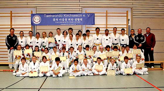 Jüngst wurden die Taekwondoka aus Kirchseeon sportlich kritisch unter die Lupe genommen von Prüfer Michael Hesse.	Foto: Taekwondo Kirchseeon
