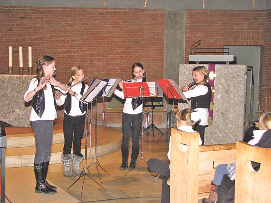Schüler der RTM gestalten den Ottobrunner Advent mit Liedern und Texten.	Foto: VA