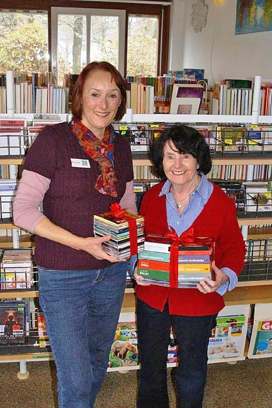 Ursula Diederichs (rechts) überreichte Doris Topel die neuen Klassik-CDs.	Foto: privat