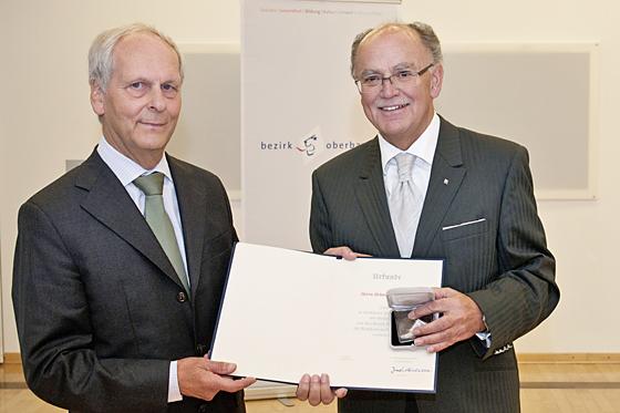 Helmut Hopmann (links) mit dem Bezirkstagspräsidenten Josef Mederer.	Foto: Bezirk Oberbayern