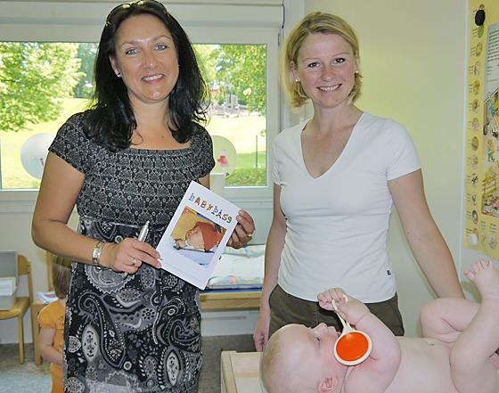Krankenschwester Yvonne Grießhammer (links) steht für Fragen rund ums Baby zur Verfügung.	Foto: privat