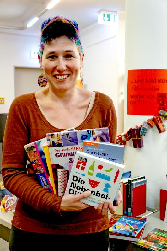 Bibliotheksleiterin Katja Keller hat jede Menge spannender Ratgeber herausgesucht.