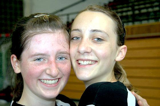 Strahlende Gesichter: Zwei junge Spielerinnen hatten der Mannschaft zum Sieg verholfen. Der Trainer lobt die Jugendarbeit des Vereins.	Foto: VA