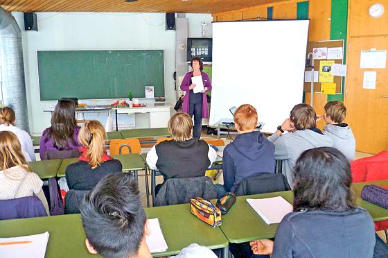Ellen Eichinger mit den Schülern der 9. Klassen der Therese-Giehse-Realschule.