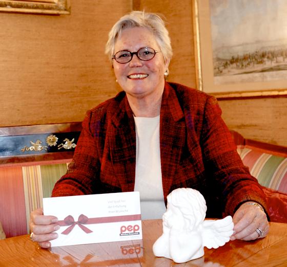 Elisabeth zu Münster freute sich über die Auszeichnung zum Weihnachtsengel 2012, sowie den hübschen Engel von Kölle und einen pep-Gutschein.	Foto: hw