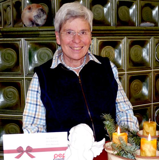 Hertha Böhner freute sich über die Auszeichnung zum Weihnachtsengel 2012, sowie den hübschen Engel von Kölle und einen pep-Gutschein.	Foto: hw