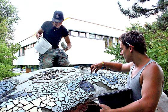 Ole und Franco: In akribischer Kleinarbeit legten die Jugendlichen die Mosaik-Scherben.	Foto: privat