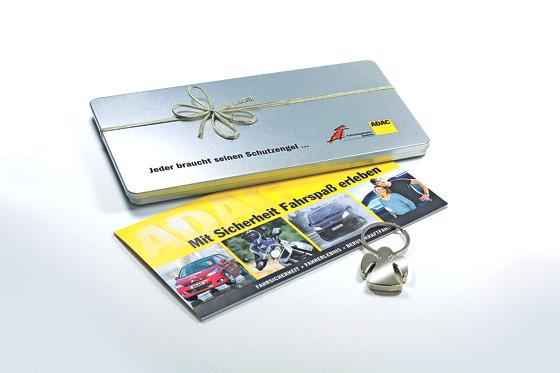 Kommt gut an: ADAC Geschenkbox mit Schlüsselanhänger und Fahrsicherheits-Trainingsgutschein. Foto: ADAC