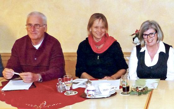 Patenopa Hermann Gerschlauer und Patenoma Brigitte Schlickenrieder (r.) berichten von ihren herrlichen Erfahrungen mit den Leihenkeln. Sozialpädagogin Tanja Sachs begleitet das Projekt bei der Caritas.	Foto: bb