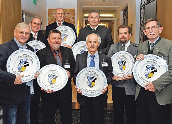 Die Ehrenamtlichen erhielten Keramikteller, Ehrennadeln und eine Urkunde. Foto: Landratsamt München