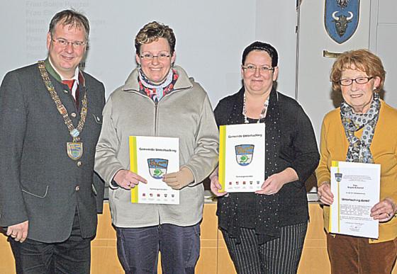 Bürgermeister Wolfgang Panzer (v.l.) vergab die Auszeichnung »Unterhaching dankt« an Manuela Fritz, Karin Radl sowie an Brigitte Butterhof. Foto: Kohnke
