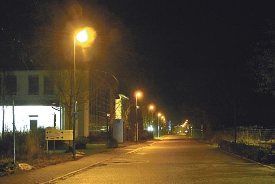 Teure Funzeln: Die Straßenbeleuchtung in Hallbergmoos verbraucht ca. 20 Prozent des Stroms. Foto: bb