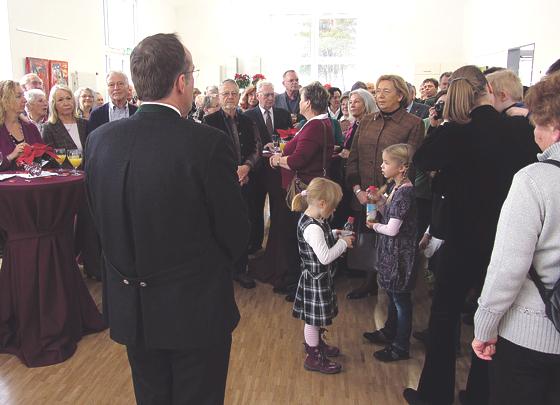 Bürgermeister Stefan Straßmair begrüßte bei der offiziellen Einweihung der Seniorenbegegnungsstätte in Hohenbrunn die zahlreichen Gäste. 	Foto: Pietsch