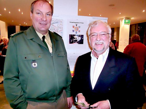 Karl-Heinz Schilling (links), Leiter der Inspektion 27 und Bürgermeister Helmut Dworzak freuen sich über die hohe Sicherheit in der Gemeinde.	Foto: ikb