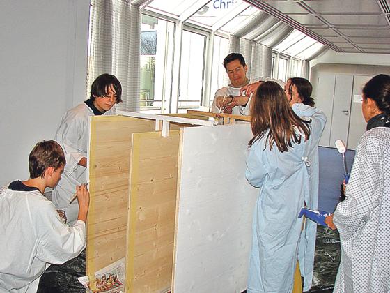 Die Schüler beim Bau ihres Bilderwagens für den Hospizverein. Foto: privat